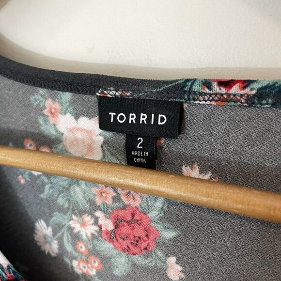 Torrid Grey Floral Crepe Tank Top Sz 2 Gray Stretchy Soft Sleeveless Casual EUC - Picture 3 of 9